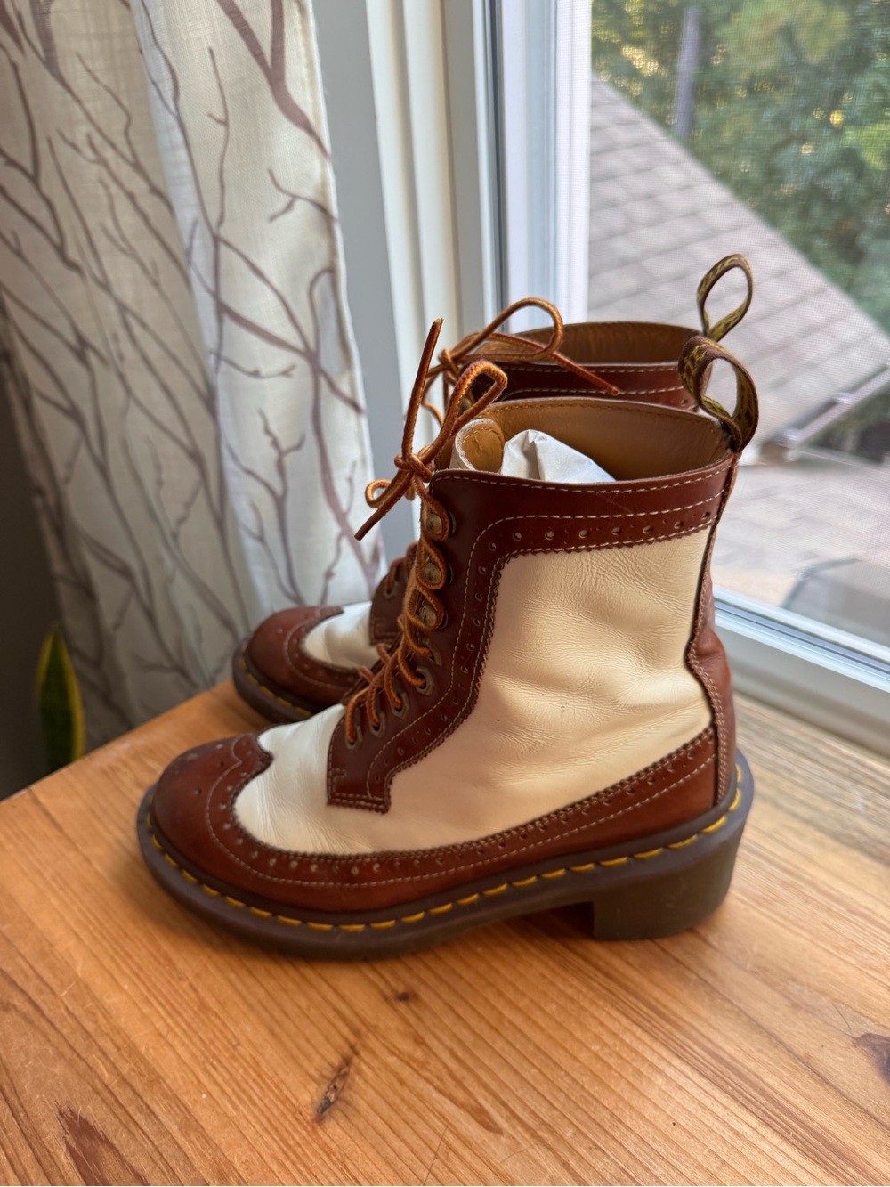Dr. Martens Women’s 7 Brown White Brogue Wingtip Heeled Leather Boots - Picture 9 of 11